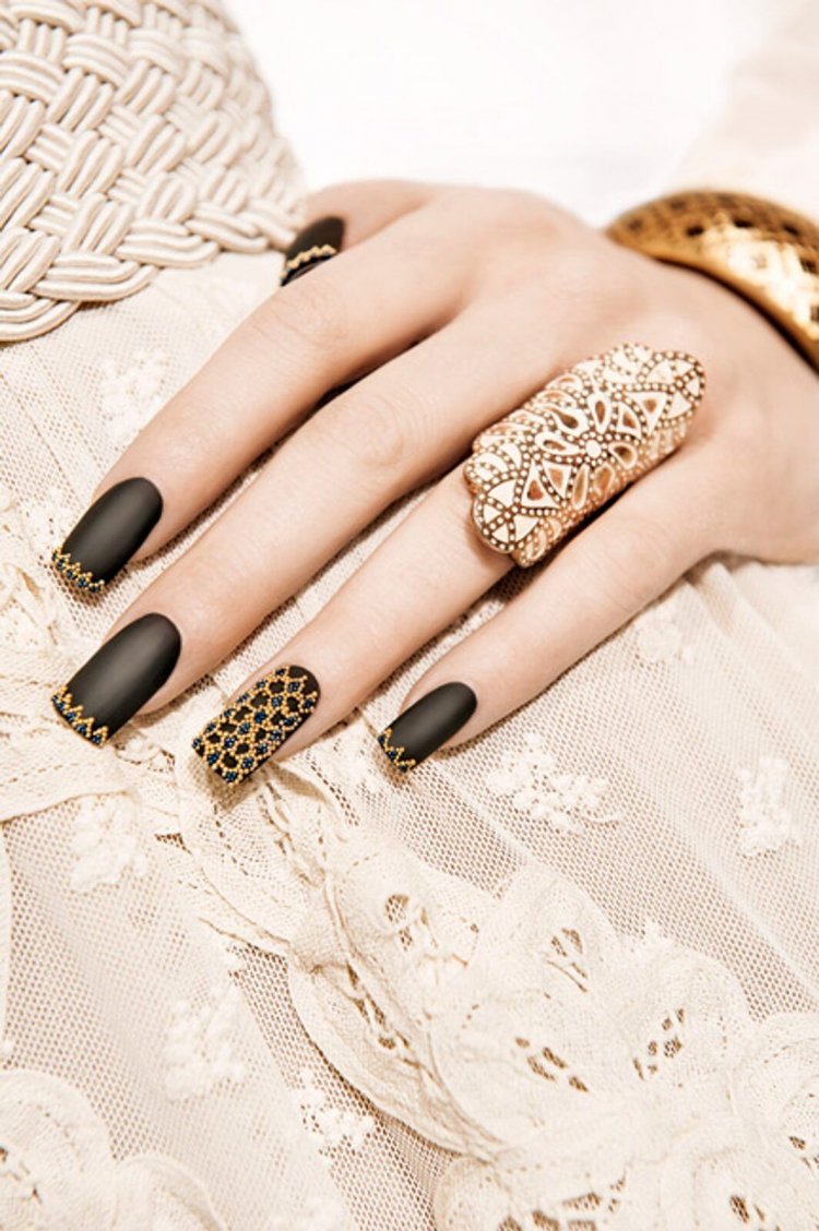 Чорно бежево-золотий манікюр