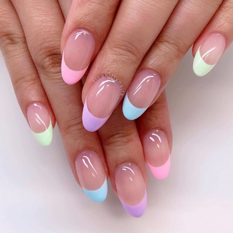 Разноцветный френч на овальных ногтях