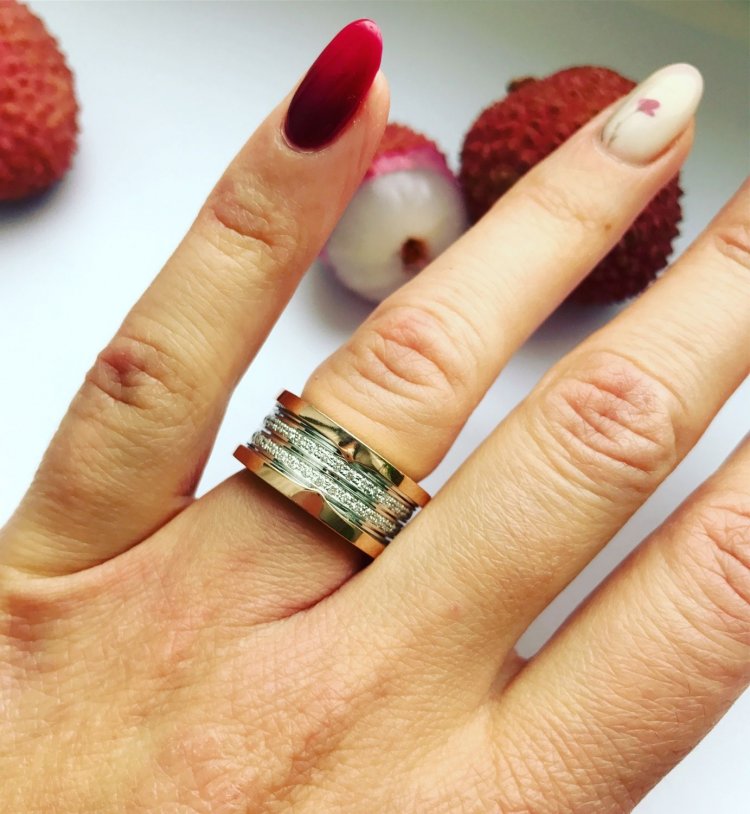 Маникюр под кольцо с гранатом - 49 фото