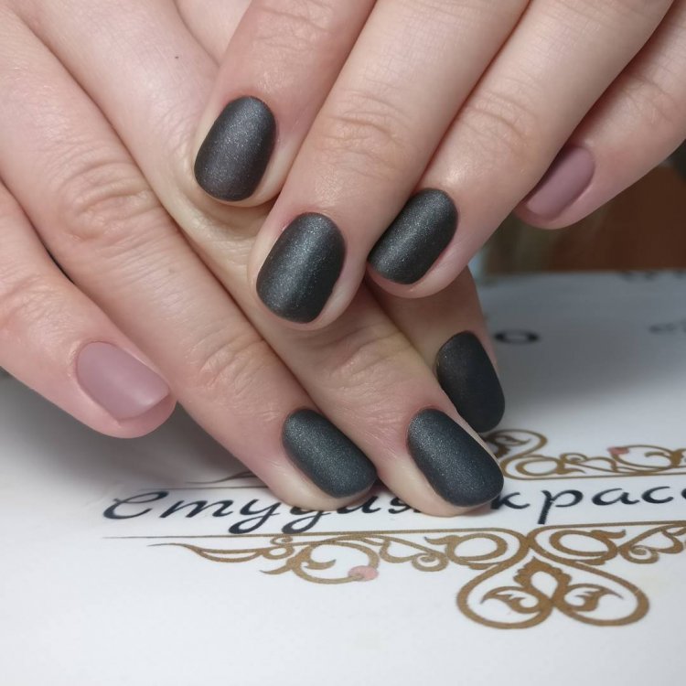 Графитовые ногти матовые