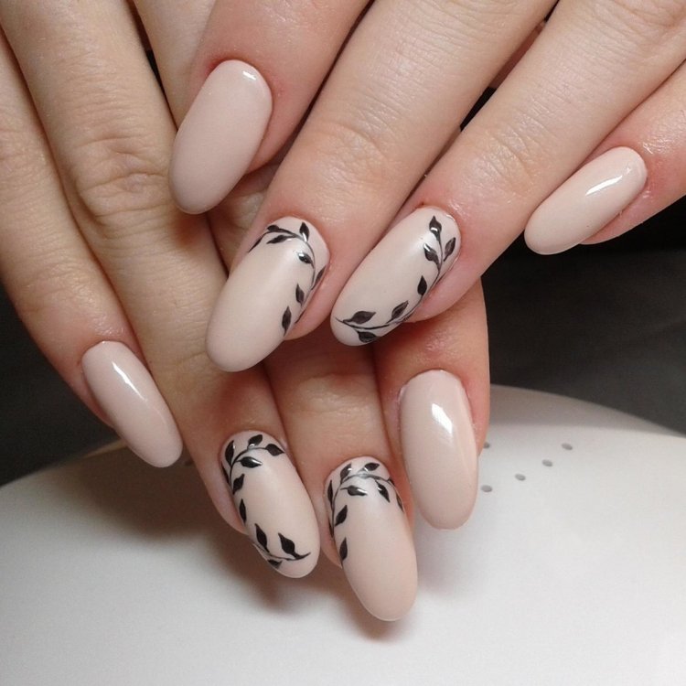 Красивый маникюр с веточкой