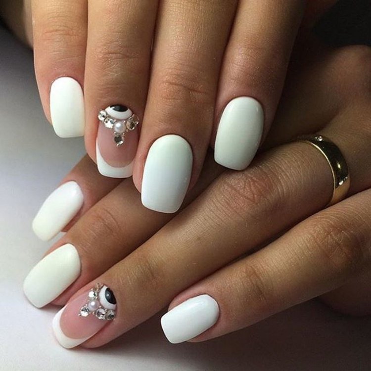 Красивые белые ногти