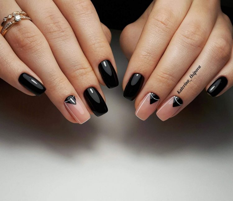 Маникюр с черничным лаком