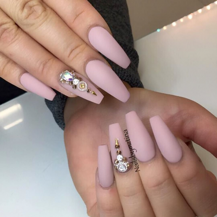 Розовый матовый маникюр со стразами