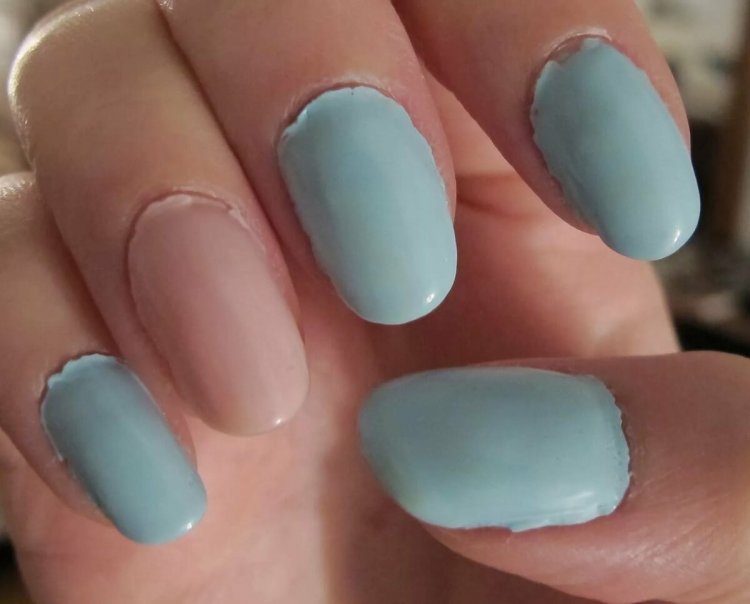 Маникюр голубой с бежевым