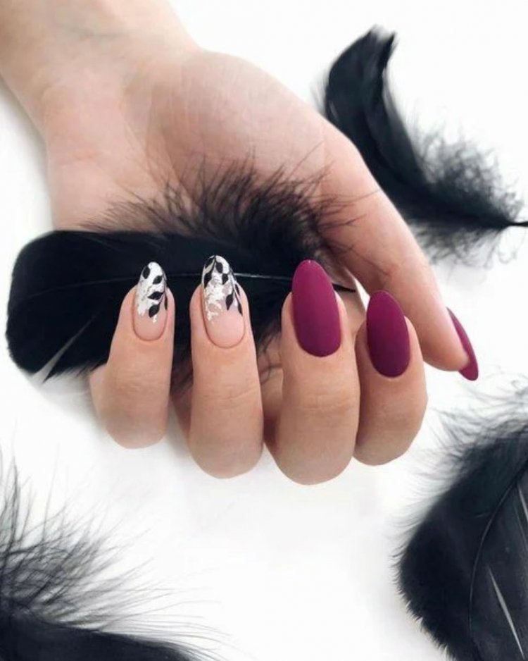 Чорна кішка на нігтях