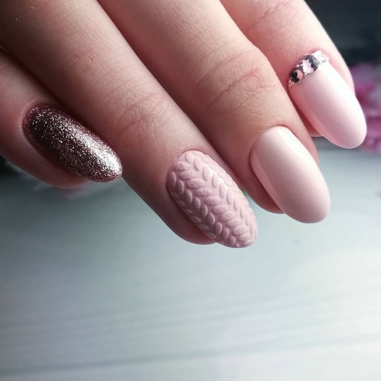 Маникюр свитер