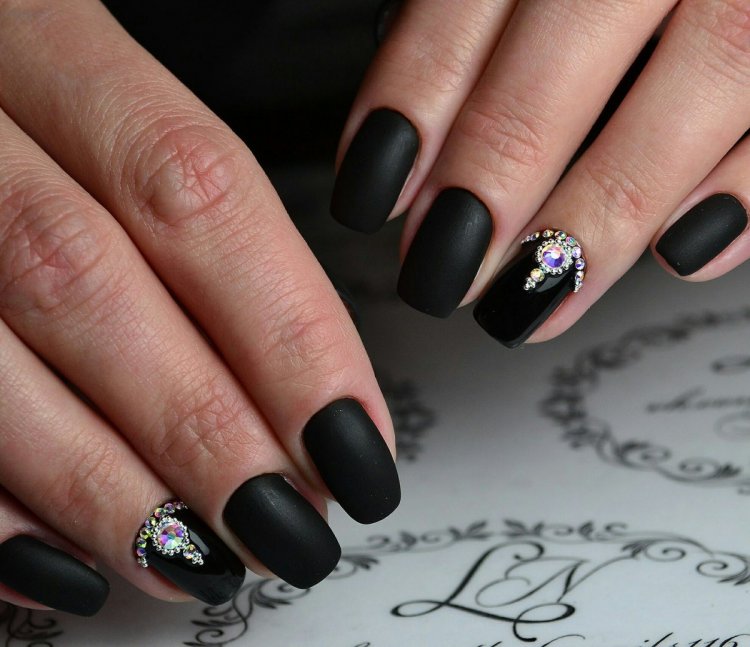 Черный маникюр