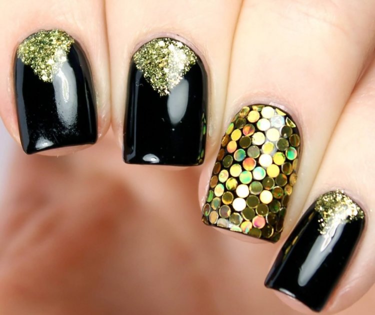 Черно золотой маникюр с блестками