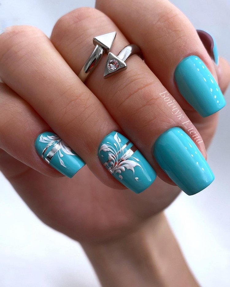 Голубые бирюзовые ногти