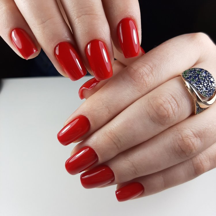 Маникюр на короткие ногти в красных тонах