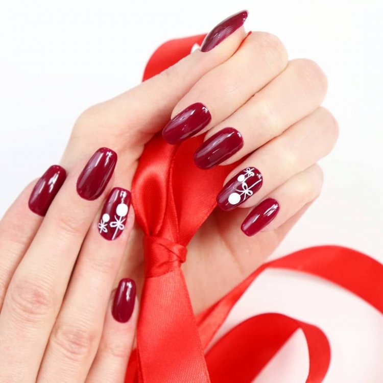 Красный маникюр со стразами