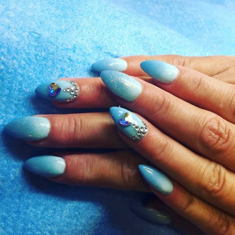 Голубой маникюр