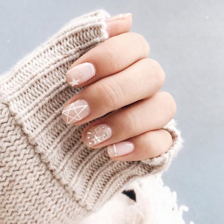 Маникюр в стиле нюд на короткие ногти