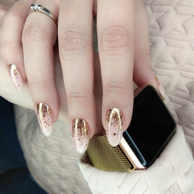 Манікюр бежевий із золотим