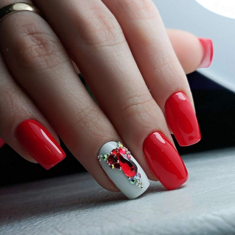 Червоний манікюр зі стразами