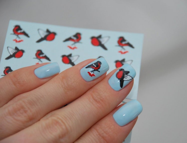 Летний маникюр на короткие ногти с наклейками