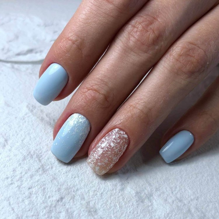 Нежно голубой маникюр