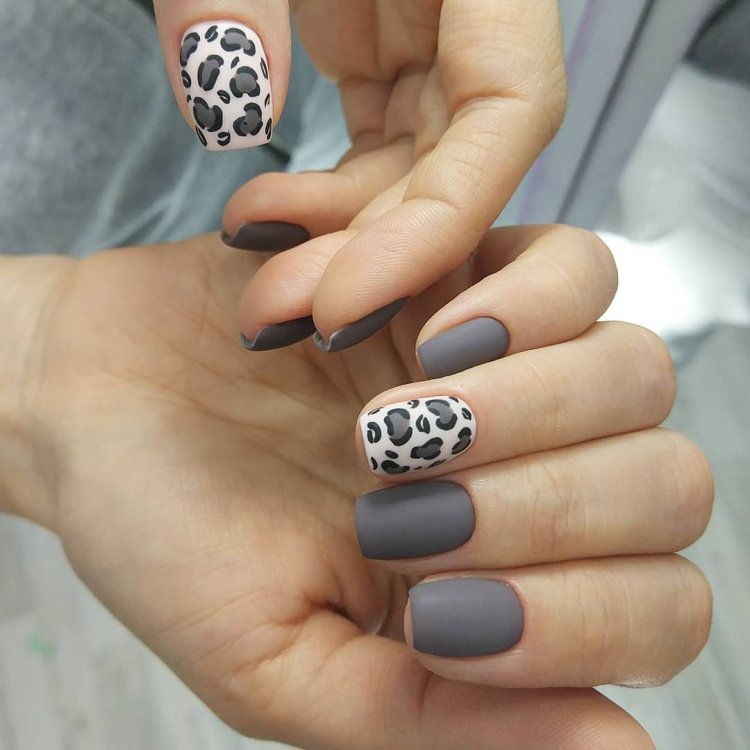 Маникюр графит матовый