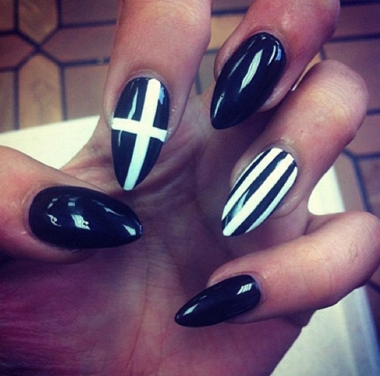 Черно белый маникюр с крестами