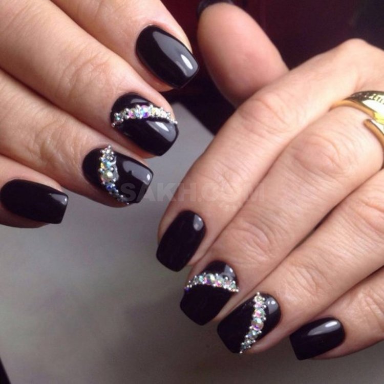 Ногти со стразамичернве