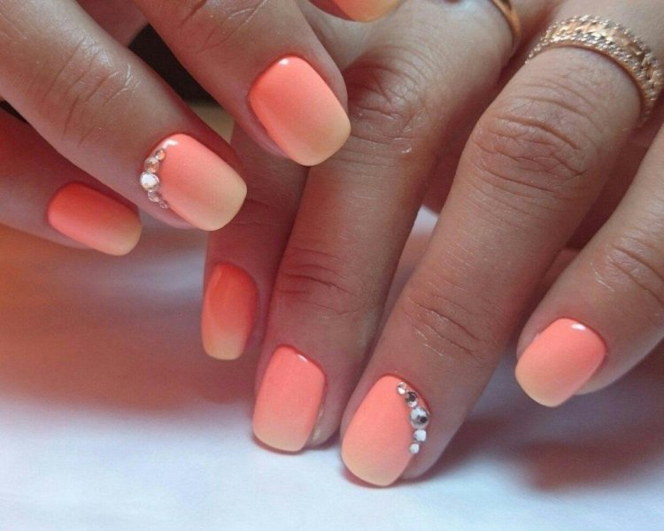 Персиково розовый градиент маникюр