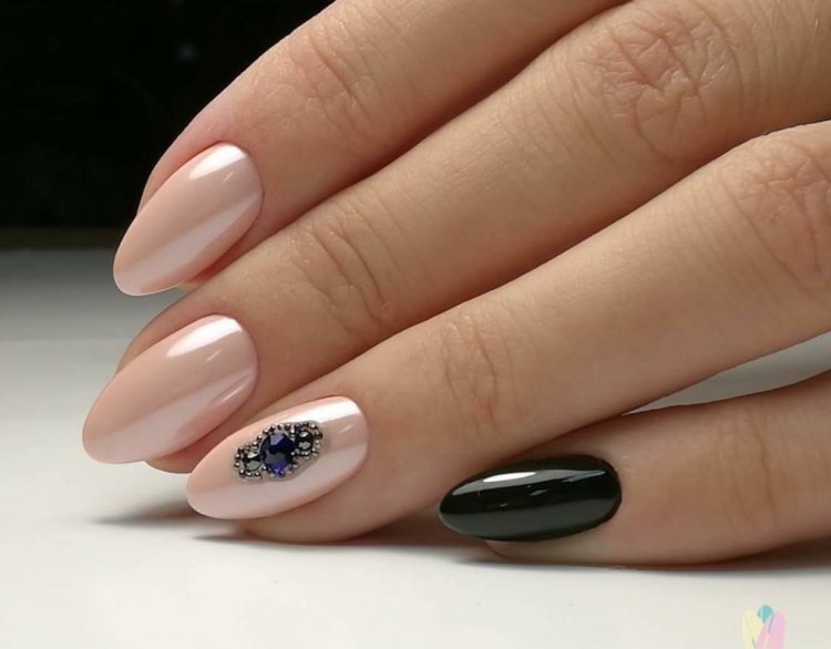 Манікюр на овальні нігті 2020