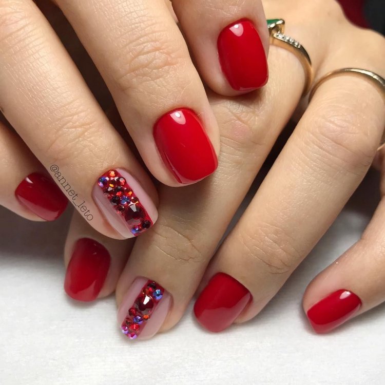 Червоний манікюр на короткі нігті
