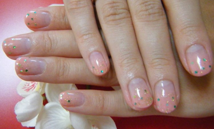 Манікюр на короткі круглі нігті прозорий.