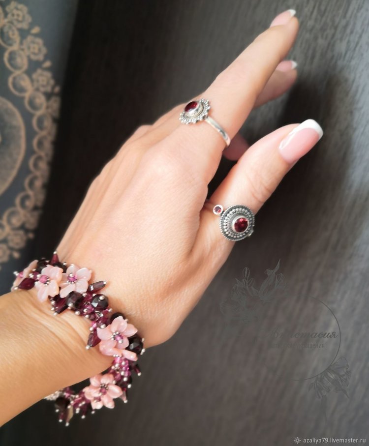 Маникюр гранат