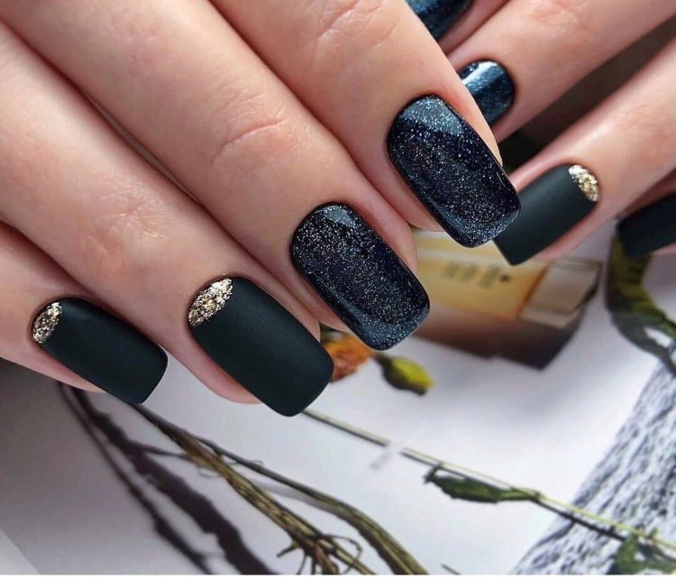 Черный матовый маникюр со снежинками