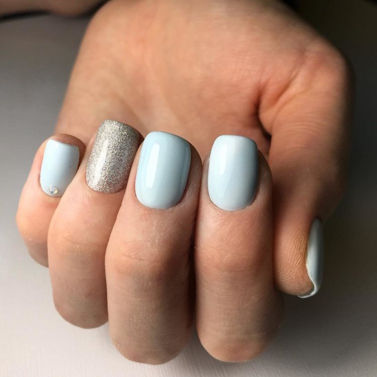 Серо голубой маникюр с блестками