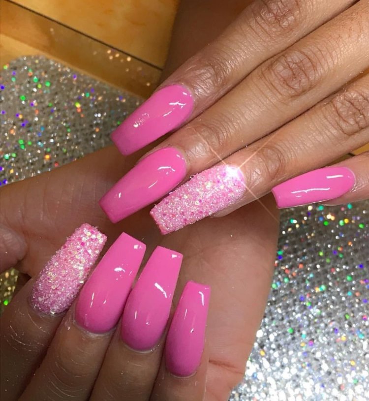Маникюр ярко розовый с блёстками