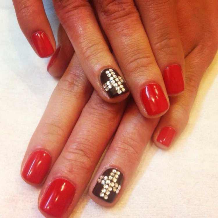Красные короткие ногти со стразами
