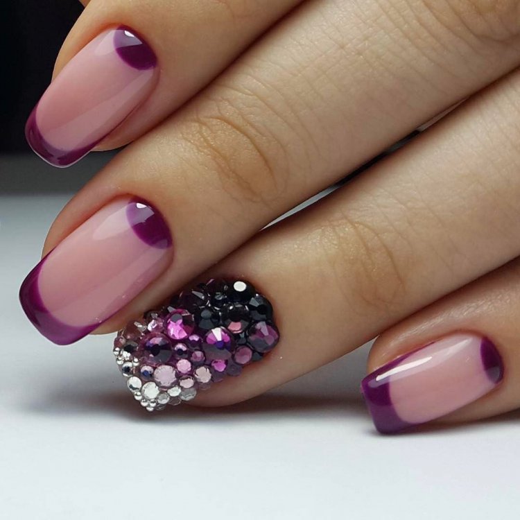 Фіолетовий манікюр зі стразами