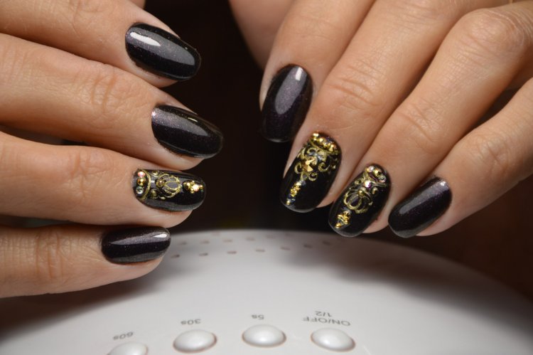 Маникюр темно-коричневый с золотом