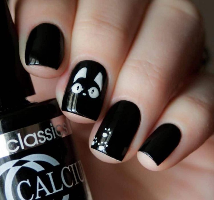 Манікюр із чорним котом