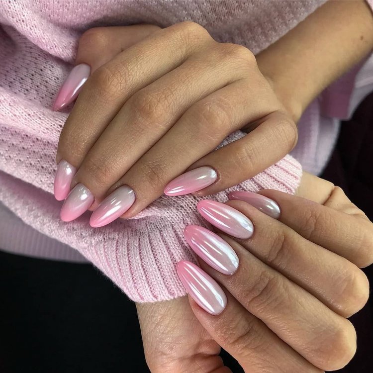 Розовый маникюр с втиркой