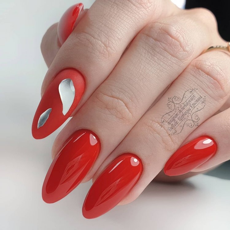 Краснотчерный маникюр