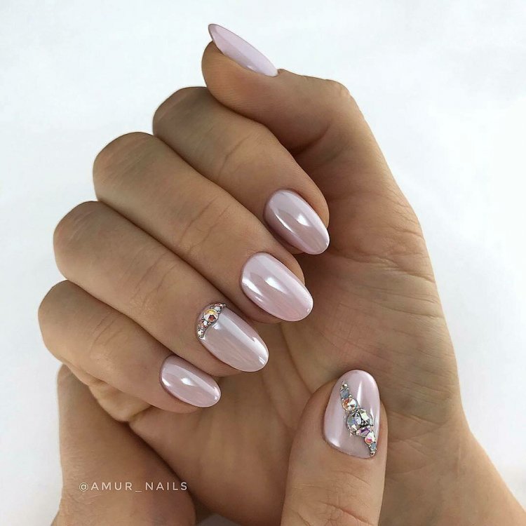 Светлые ногти с втиркой