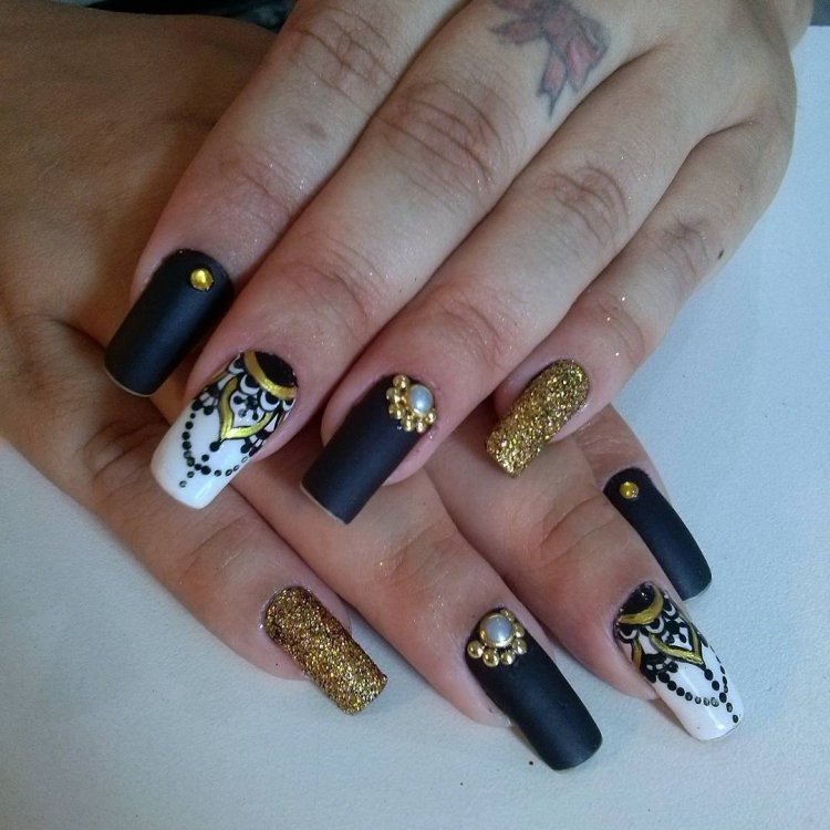 Маникюр черные ногти с золотом