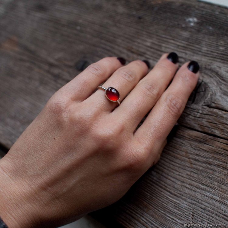 Маникюр под под кольцо с бриллиантом