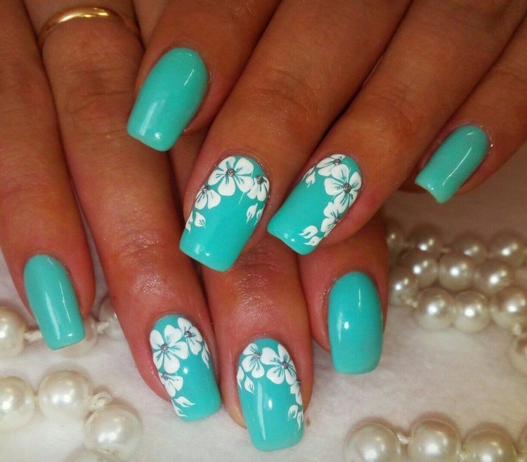 Бірюзовий манікюр із квіточками