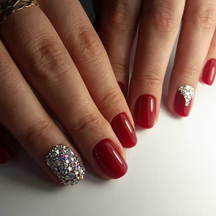Гранат на ногтях