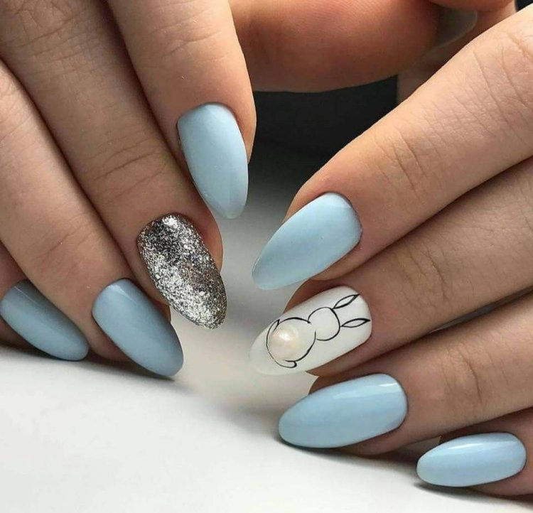 Маникюр в голубых тонах
