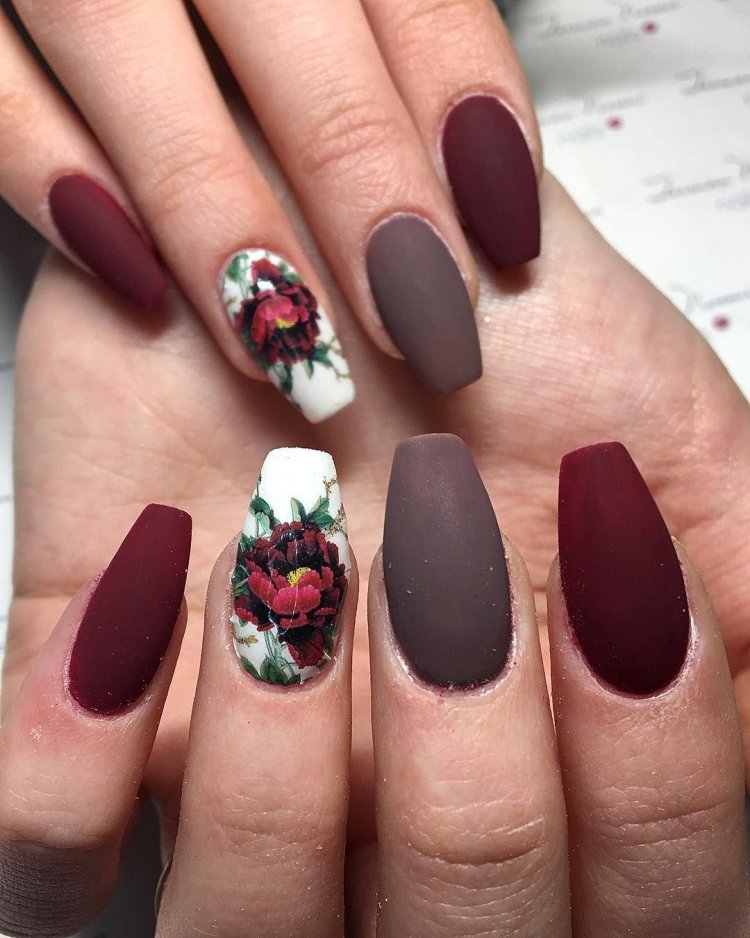 Манікюр бордовий колір із вензелями