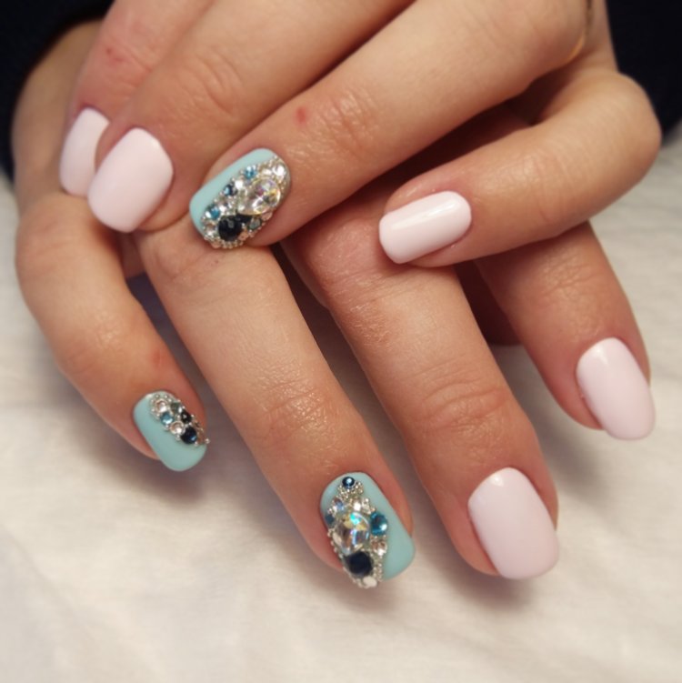 Ногти короткие светлые со стразами