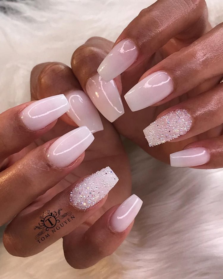 Рожеві нігті з білим