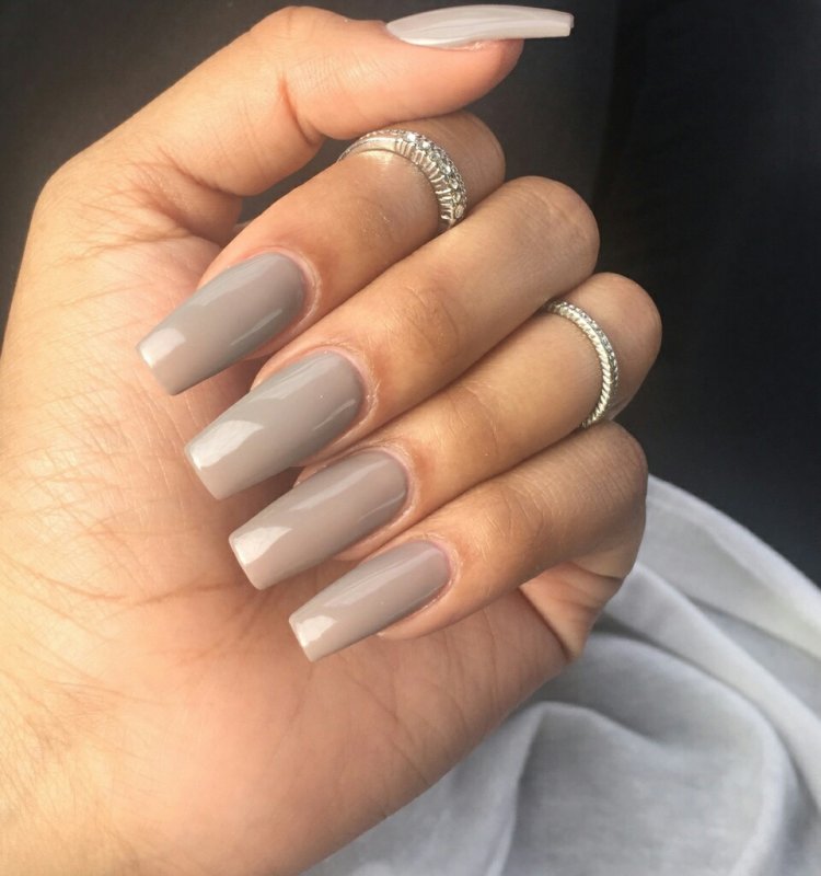 Серые длинные ногти