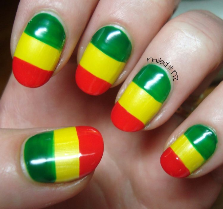 Нігті російський прапор